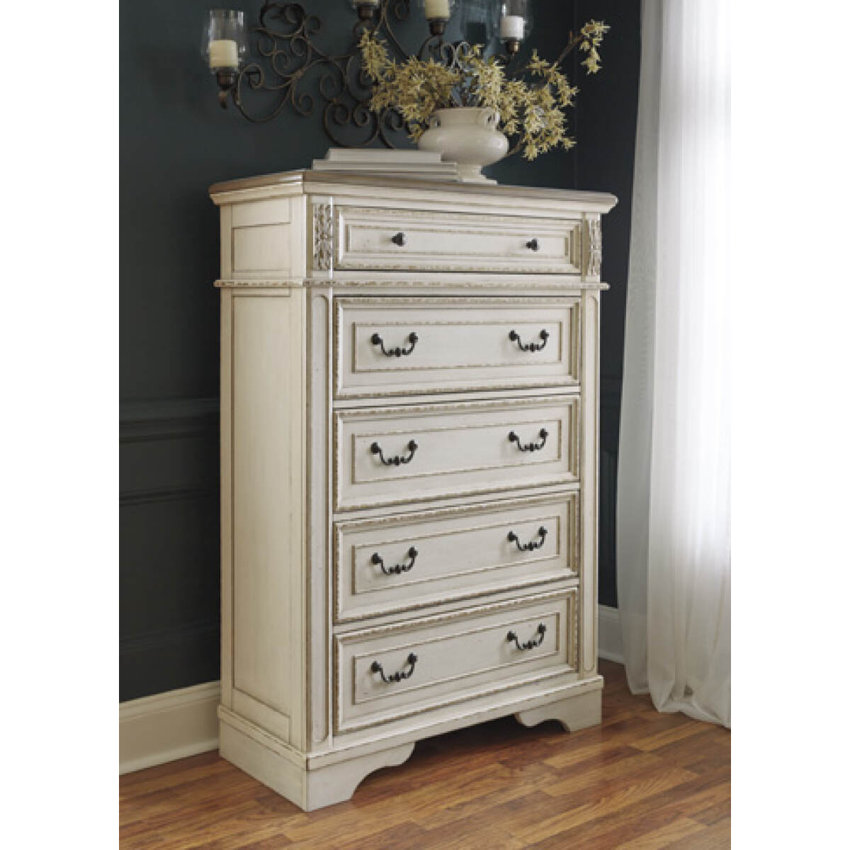 439c570ff54a498d8733fab81f70e712 Realyn Chest of Drawers - Image 1