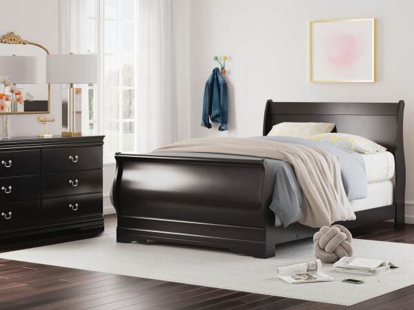 Huey Vineyard Full Sleigh Bed and Dresser - Image 7