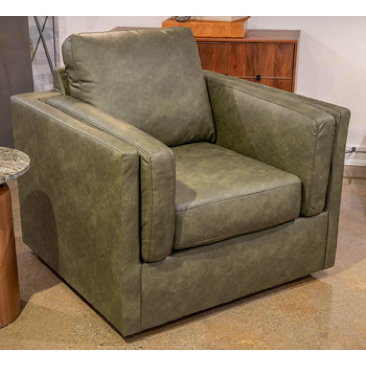 d70092b609ae3204dffa37e56c2534fb Hollis Studio Chair - Image 1